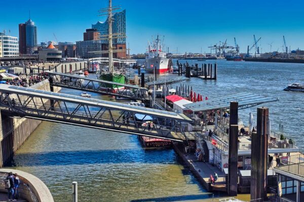 HA (220) Hamburg, Landungsbrücken