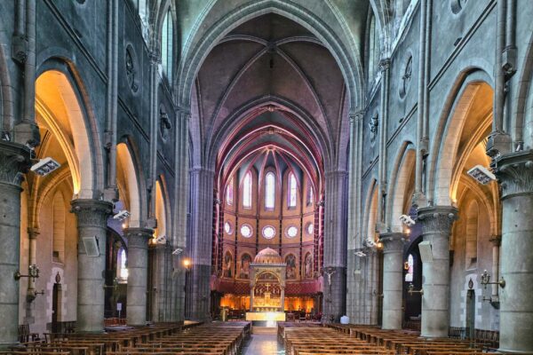 SPA (708) PAU, Kirche innen_web